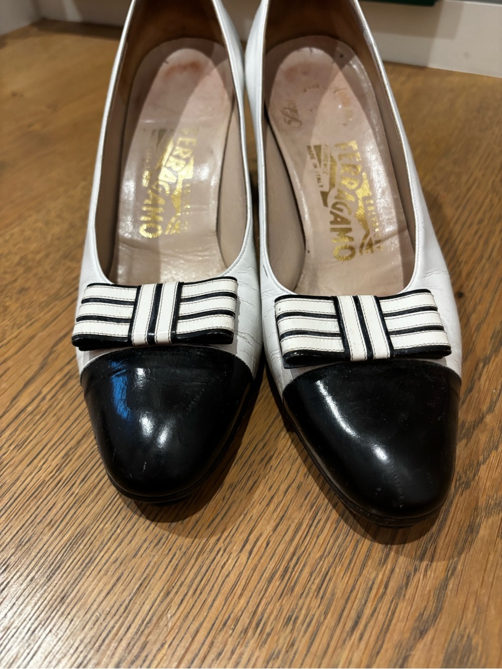 Ferragamo vintage  White and Black Bow Cap-Toe Pumps